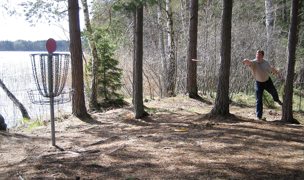 Uppsalaspelare puttar p&aring; h&aring;l 18, Lillsj&ouml;n Discgolfbana, Kungs&auml;ngen